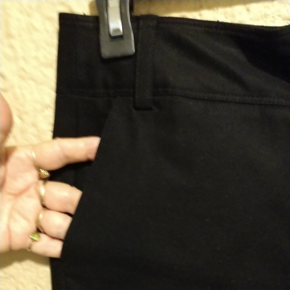 Madison Studio Black Capris Belt Loops Pockets Rebecca Fit Wide Waistband Size 4 - Picture 2 of 12